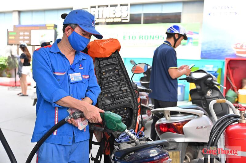 Giá xăng tiếp tục giảm từ 15h ngày 9/7. Ảnh: Nam Nguyễn