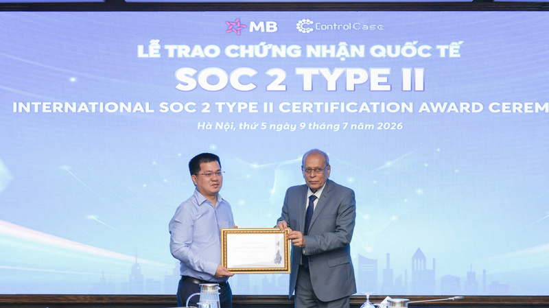 Ông Suresh Dadlani, Chủ tịch ControlCase International (bên phải) trao chứng nhận cho ông Nguyễn Xuân Học, Phó Tổng giám đốc MB (bên trái). Ảnh: DNCC