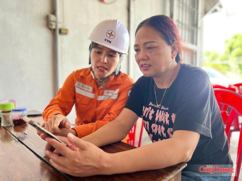 Nhân viên Công ty Điện lực Hà Tĩnh trực tiếp đối thoại với khách hàng về hóa đơn tiền điện tháng 6. Ảnh: Cao Thảo