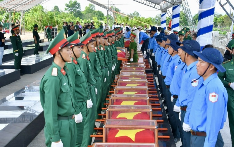 Lãnh đạo Trung ương, Bộ Quốc phòng, Quân khu 9 và tỉnh An Giang thực hiện nghi thức di quan, an táng. Ảnh: Phong Phú.