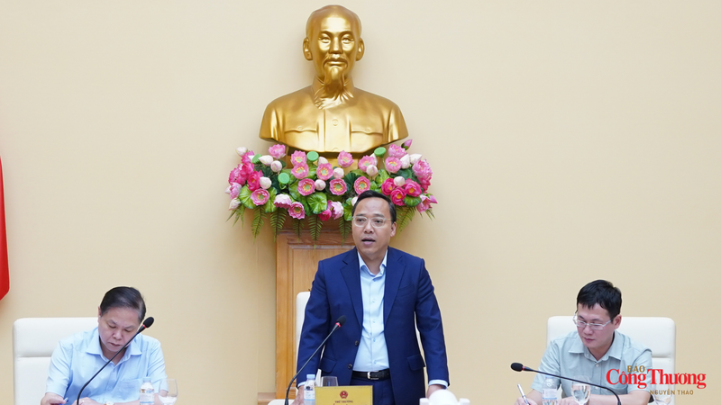 Thứ trưởng Bộ Công Thương Nguyễn Hoàng Long chủ trì hội nghị.