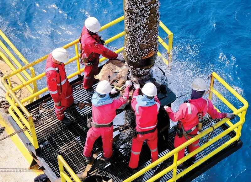 Người lao động Petrovietnam làm việc tại công trình dầu khí ngoài khơi - một mắt xích quan trọng trong không gian kinh tế biển và hệ sinh thái năng lượng biển Việt Nam. Ảnh: Trần Văn Quỳnh/Petrovietnam