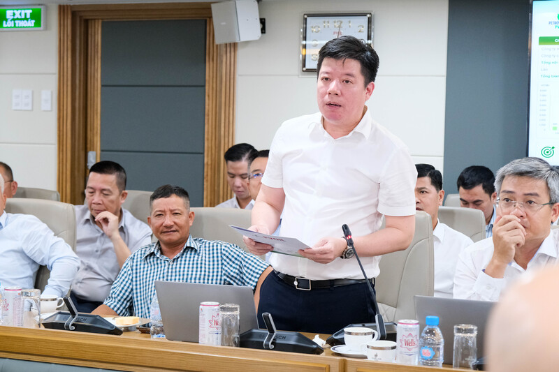 Ông Nguyễn Cao Sơn, Trưởng ban Kinh doanh sản phẩm dầu trình bày tham luận. Ảnh: PVOIL