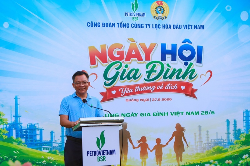 Giám đốc NMLD Dung Quất Cao Tuấn Sĩ nhấn mạnh BSR luôn xác định con người là tài sản quý giá nhất, đằng sau mỗi người lao động tận tâm là một gia đình luôn âm thầm sẻ chia, động viên và tiếp thêm nghị lực để họ hoàn thành tốt nhiệm vụ được giao. Ảnh: BSR