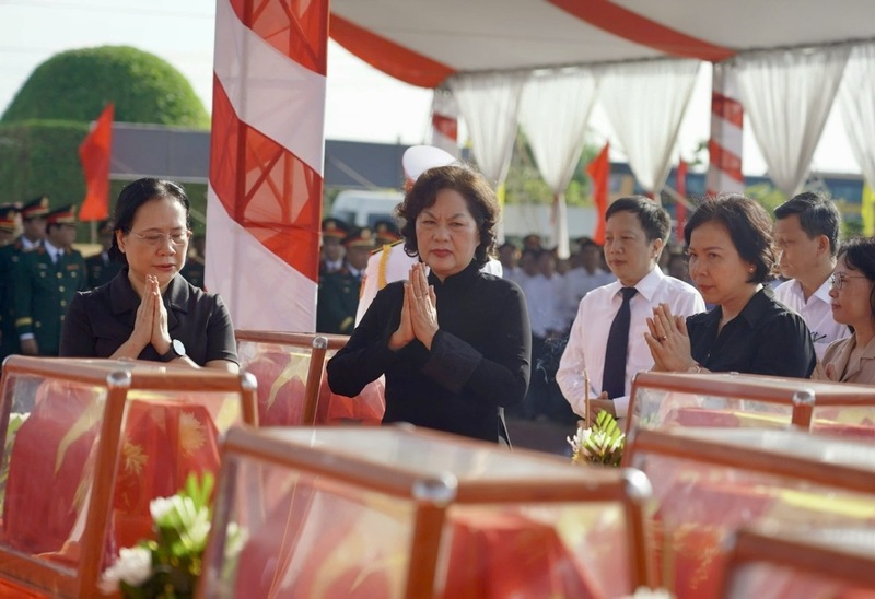 Bà Nguyễn Thị Hồng, Ủy viên Ban Chấp hành Trung ương Đảng, Phó Chủ tịch Quốc hội và các đại biểu kính cẩn dâng hương, dâng hoa, tưởng nhớ các anh hùng liệt sĩ. Ảnh: Phong Phú.
