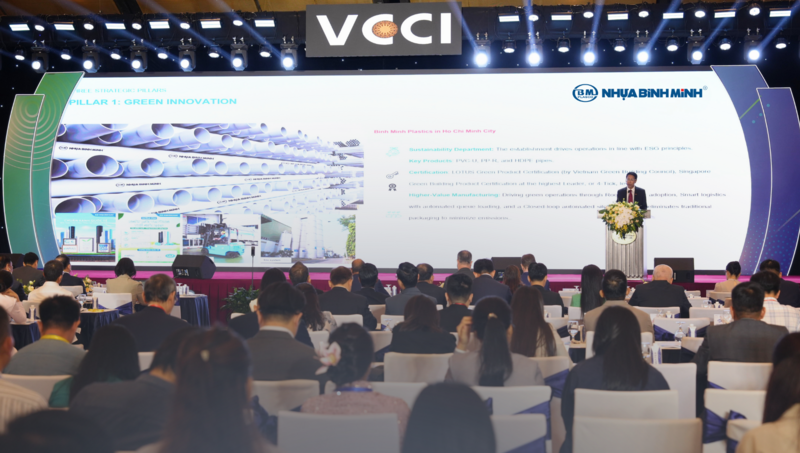 Ông Niwat Athiwattananont - Tổng Giám đốc Nhựa Bình Minh tham gia tham luận tại sự kiện.