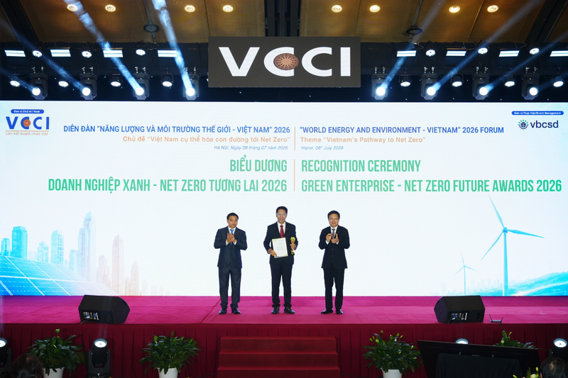 Phó Thủ tướng Chính phủ Nguyễn Văn Thắng - Chủ tịch Hội đồng Quốc gia về Phát triển bền vững và ông Hồ Sỹ Hùng - Bí thư Đảng ủy, Chủ tịch VCCI trao giải thưởng cho ông Niwat Athiwattananont - Tổng Giám đốc Nhựa Bình Minh.