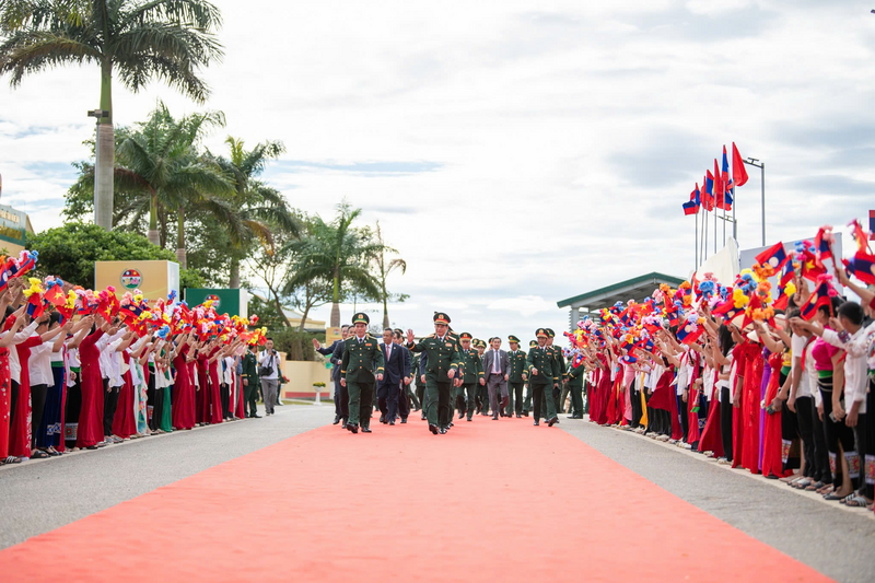 Đại tướng Phan Văn Giang và Đại tướng Khamliang Outhakaysone cùng đoàn đến thăm Trường Tiểu học Thông-năm-mun, bản Xốp-tờng, huyện Xaychamphone, tỉnh Bo-ly-khăm-xay, Lào. Ảnh: Nam Trần