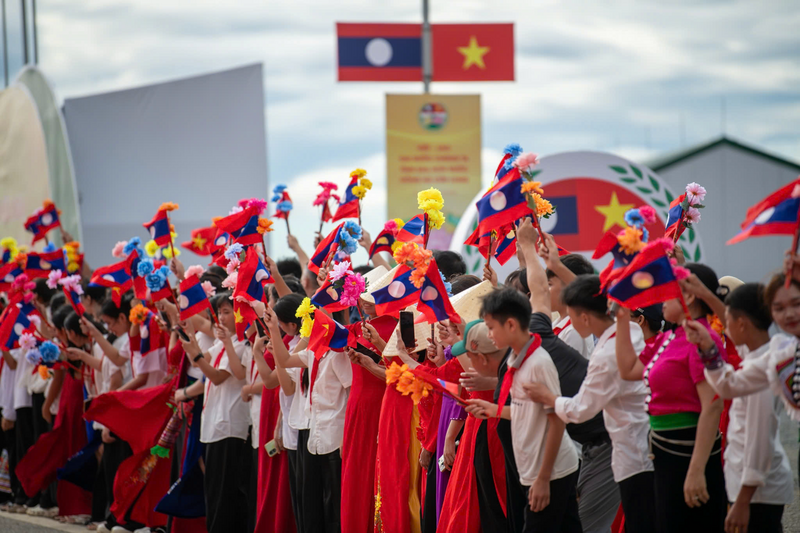 Bộ trưởng Bộ Quốc phòng Việt Nam, Lào thăm, tặng học bổng trường học biên giới Lào - 2