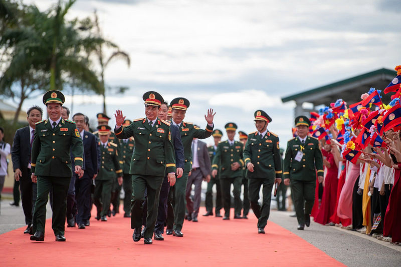 Bộ trưởng Bộ Quốc phòng Việt Nam, Lào thăm, tặng học bổng trường học biên giới Lào - 3