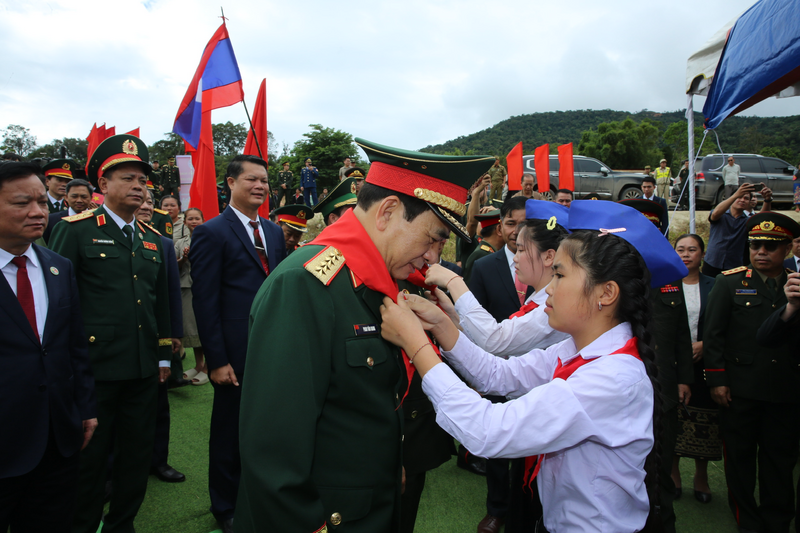 Đại diện học sinh tiểu học Thông-năm-mun, tỉnh Bolikhamxay, Lào vinh dự quàng khăn đỏ cho Đại tướng Phan Văn Giang. Ảnh: Nam Trần