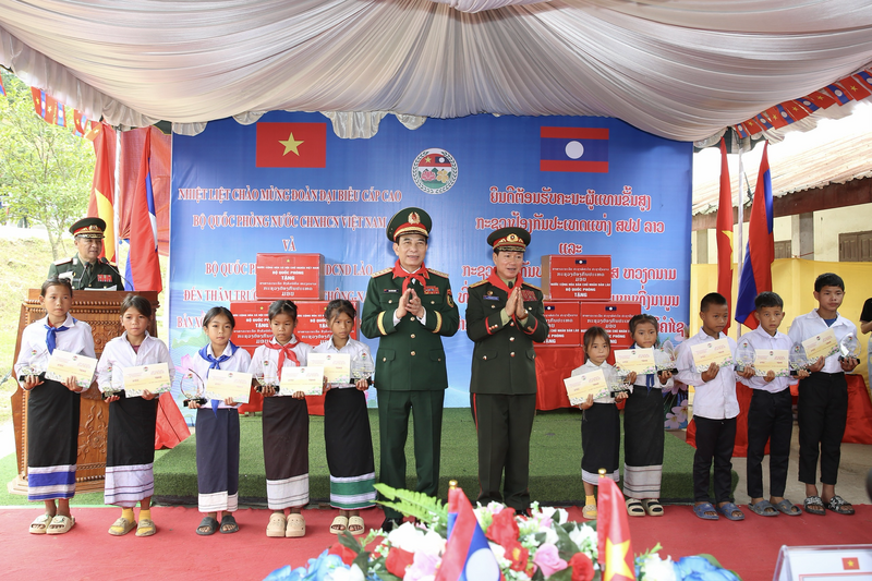 Bộ trưởng Bộ Quốc phòng Việt Nam, Lào thăm, tặng học bổng trường học biên giới Lào - 5