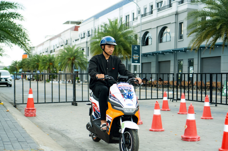 Flazz Max có kích thước vừa phải nên dễ điều khiển và xoay trở trong bãi gửi xe