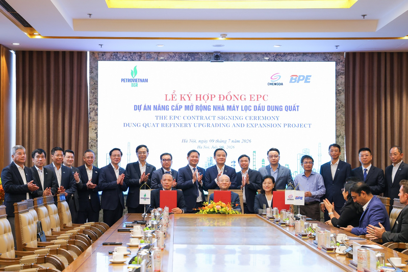Dưới sự chứng kiến của lãnh đạo Bộ, ban ngành Trung ương, tỉnh Quảng Ngãi và Petrovietnam; Ban Quản lý Dự án NCMR NMLD Dung Quất, trực thuộc BSR ký hợp đồng EPC với Liên danh nhà thầu. Ảnh: BSR