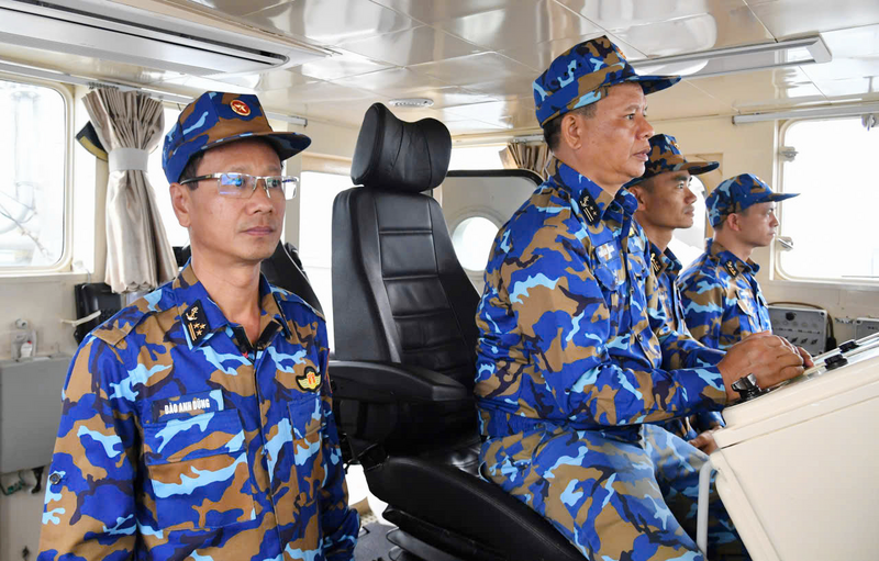Chỉ huy tàu thực hiện nhiệm vụ trên biển. Ảnh: Lữ đoàn 171