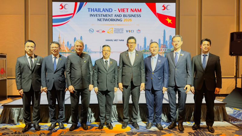 Ông Saravoot Yoovidhya - CEO Tập đoàn TCP (vị trí thứ 2 từ phải qua) tại Diễn đàn Kết nối Đầu tư và Kinh doanh Thái Lan - Việt Nam 2026