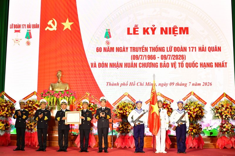 Thừa ủy quyền của Chủ tịch nước, Phó Đô đốc Nguyễn An Phong trao Huân chương Bảo vệ Tổ quốc hạng Nhất tặng Lữ đoàn 171, chiều 9/7. Ảnh: Lữ đoàn 171