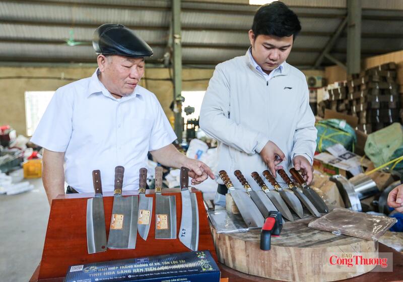 Anh Phạm Văn Tiến (sinh năm 1995), đã thành công khi dao rèn truyền thống đạt OCOP lên sàn thương mại điện tử, mở rộng thị trường trên cả nước.Ảnh: Ngô Nhung