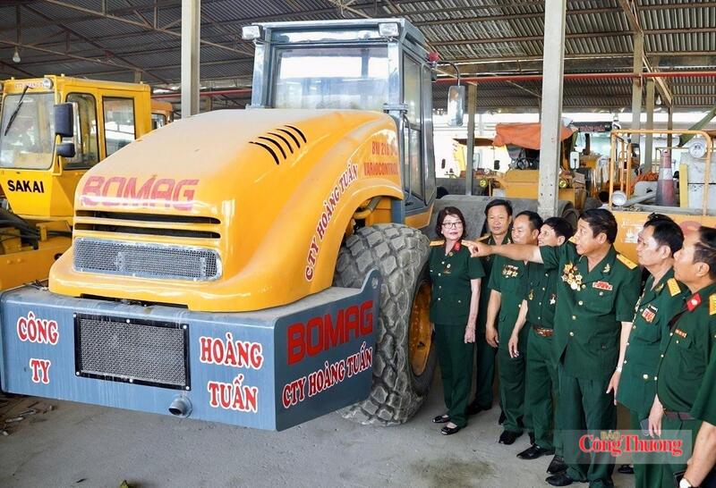 Doanh nhân Nguyễn Duy Nở (thứ 3 từ phải sang), giới thiệu với Hiệp hội Doanh nhân cựu chiến binh tỉnh Thanh Hóa về hoạt động sản xuất kinh doanh. Ảnh: Quốc Anh