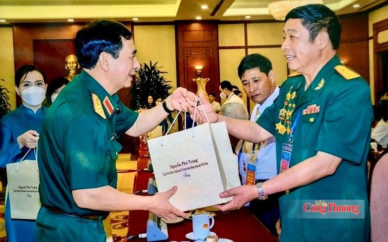 Đại tướng Phan Văn Giang trao quà cho cựu chiến binh Nguyễn Duy Nở tại cuộc gặp mặt người có công tiêu biểu toàn quốc năm 2022. Ảnh: Quốc Anh
