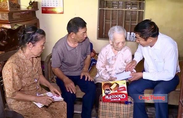 Doanh nhân Nguyễn Duy Nở (ngoài cùng bên phải) thăm, tặng quà gia đình chính sách. Ảnh: Quốc Anh