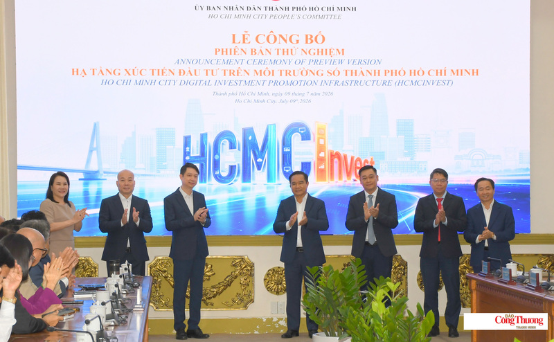 Lãnh đạo TP. Hồ Chí Minh, Cục Xúc tiến thương mại và các đại biểu thực hiện nghi thức công bố phiên bản thử nghiệm Hạ tầng Xúc tiến Đầu tư trên môi trường số TP. Hồ Chí Minh (HCMCInvest).