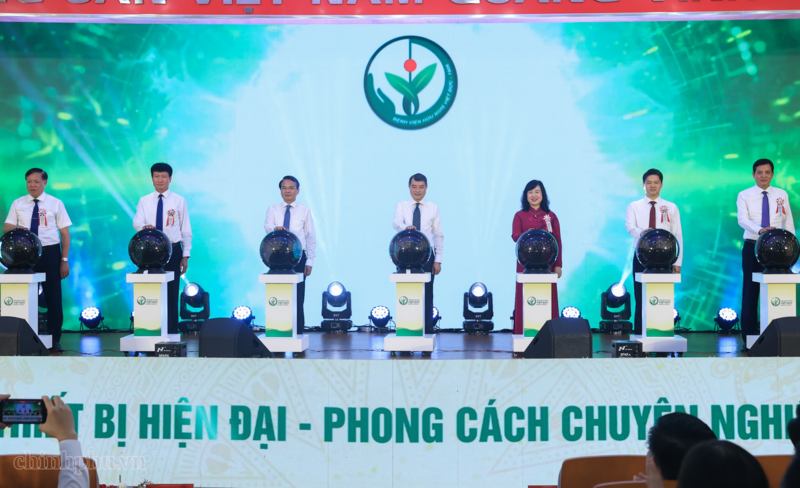 Thủ tướng và các đại biểu ấn nút khai trương hoạt động Bệnh viện Hữu nghị Việt Đức cơ sở Ninh Bình. Ảnh: VGP/Nhật Bắc