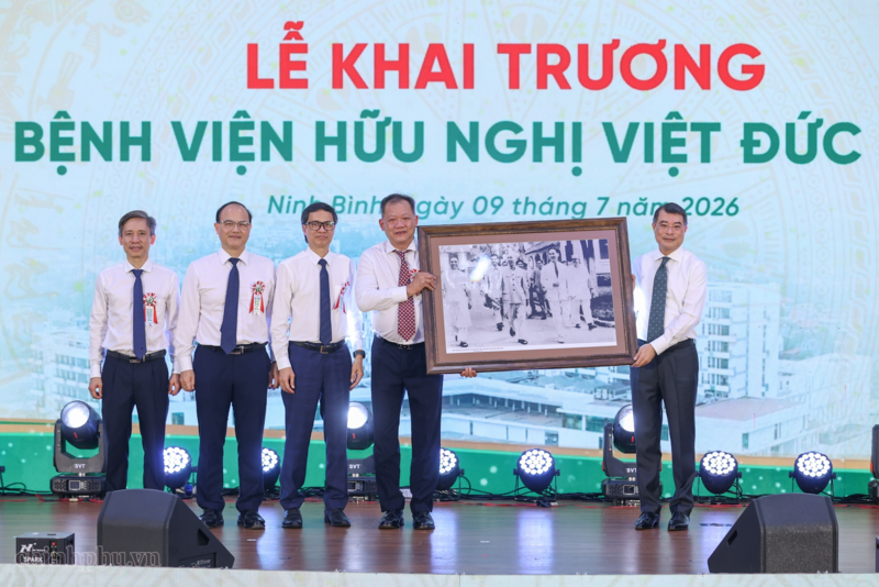 Thủ tướng Lê Minh Hưng tặng Bệnh viện Việt Đức bức ảnh Bác Hồ về thăm Bệnh viện năm 1956. Ảnh: VGP/Nhật Bắc