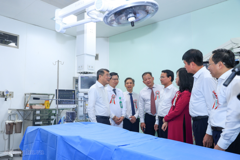 Thủ tướng cùng với các đại biểu tham quan cơ sở vật chất các phòng khoa khám chữa bệnh tại Bệnh viện Việt Đức. Ảnh: VGP/Nhật Bắc