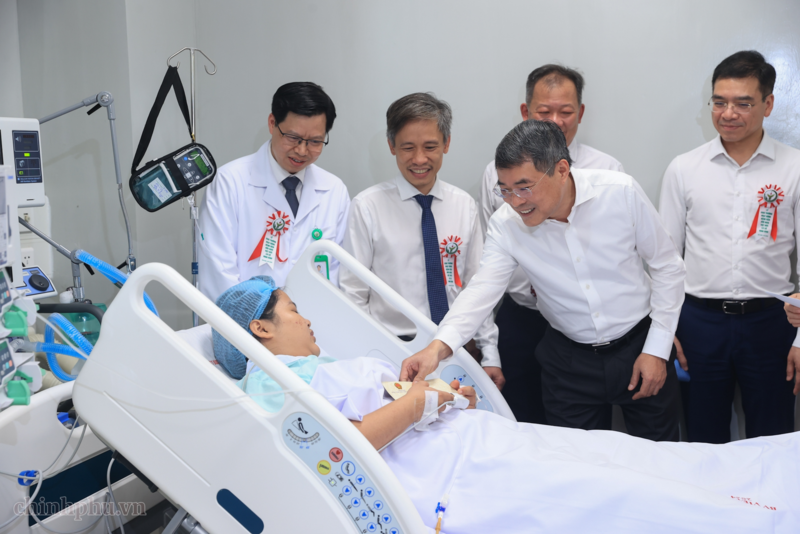 Thủ tướng thăm hỏi, tặng quà các bệnh nhân đang điều trị tại Bệnh viện Việt Đức. Ảnh: VGP/Nhật Bắc