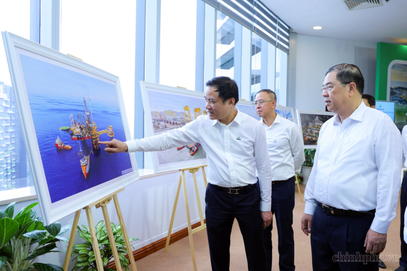 Phó Thủ tướng Thường trực Phạm Gia Túc nghe giới thiệu về các dự án của Petrovietnam. Ảnh: VGP/Vũ Phong