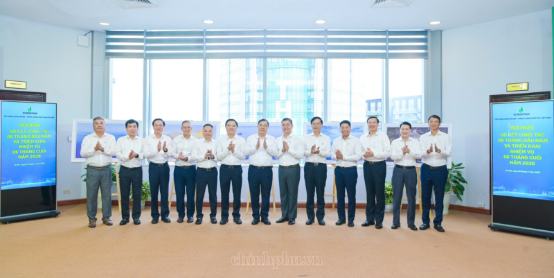 Phó Thủ tướng Thường trực Phạm Gia Túc cùng các lãnh đạo Tập đoàn Petrovietnam. Ảnh: VGP/Vũ Phong