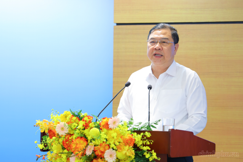 Phó Thủ tướng Thường trực Chính phủ Phạm Gia Túc chúc mừng những kết quả mà Petrovietnam đạt được trong 6 tháng đầu năm. Ảnh: VGP/Vũ Phong