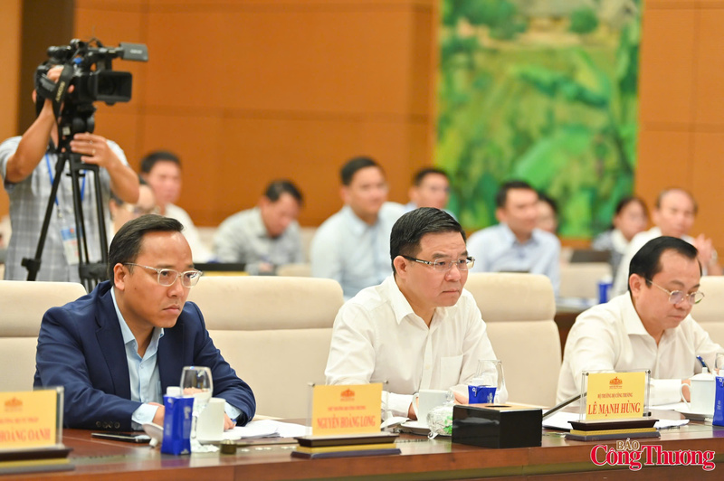 Lãnh đạo Bộ Công Thương lắng nghe các ý kiến từ các đại biểu về dự án Luật Dầu khí (sửa đổi).