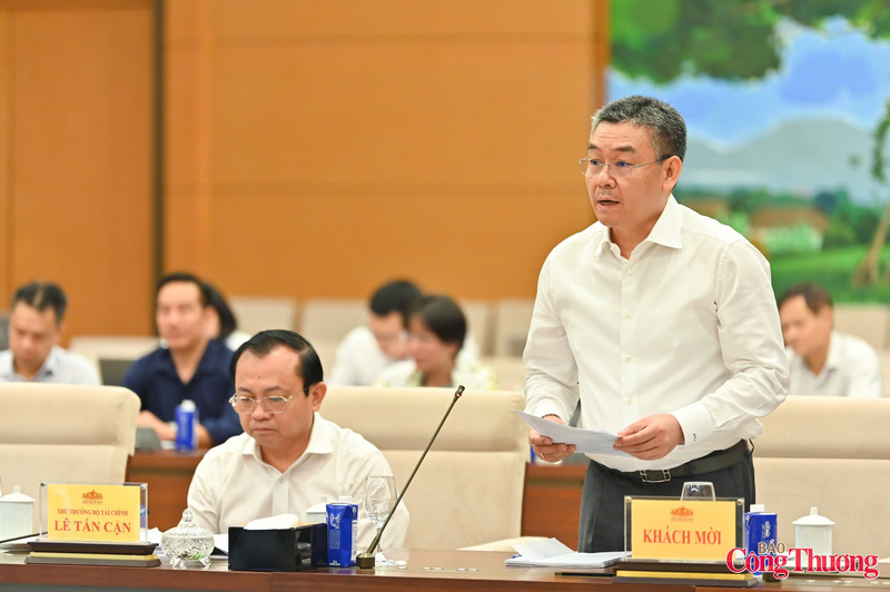 Ông Lê Mạnh Cường - Tổng Giám đốc Tập đoàn Công nghiệp - Năng lượng Quốc gia Việt Nam phát biểu tại cuộc họp.