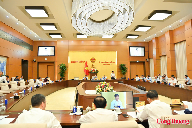Tiếp tục Phiên họp thứ 4, sáng 9/7, tại Nhà Quốc hội, Ủy ban Thường vụ Quốc hội cho ý kiến về dự án Luật Dầu khí (sửa đổi).