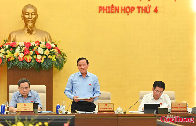 Phó Chủ tịch Quốc hội Nguyễn Khắc Định phát biểu.