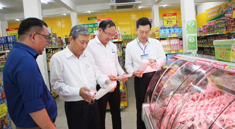 Các cơ quan chức năng kiểm tra vệ sinh an toàn thực phẩm. Ảnh minh họa