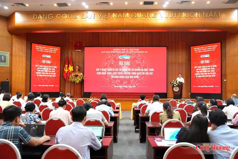 Phó Giáo sư, Tiến sĩ Đào Ngọc Chiến, Giám đốc Quỹ NAFOSTED phát biểu tại hội thảo.