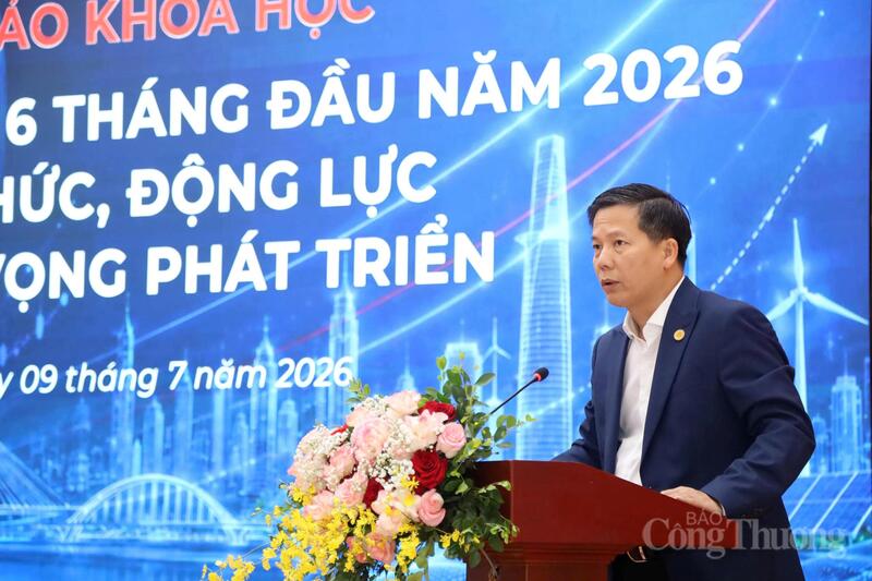 TS. Nguyễn Đình Chúc, Viện trưởng Viện Kinh tế Việt Nam và Thế giới phát biểu tại Hội thảo. Ảnh: Phương Nam