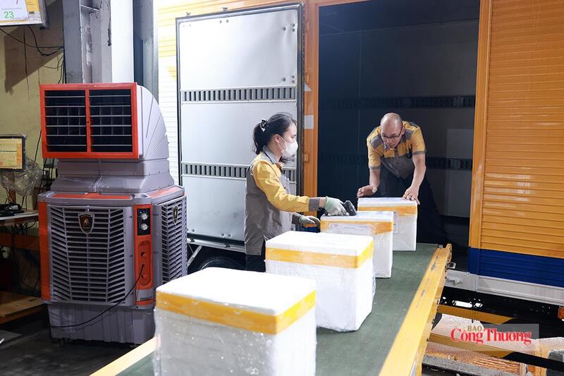 Công tác tiếp nhận vận chuyển mẫu sinh phẩm ADN thân nhân liệt sĩ được thực hiện nhanh chóng, đúng quy định. Ảnh: HL
