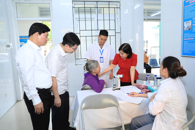 Khám sức khỏe miễn phí cho người dân xã Yên Lãng (Hà Nội). Ảnh: Phạm Hùng
