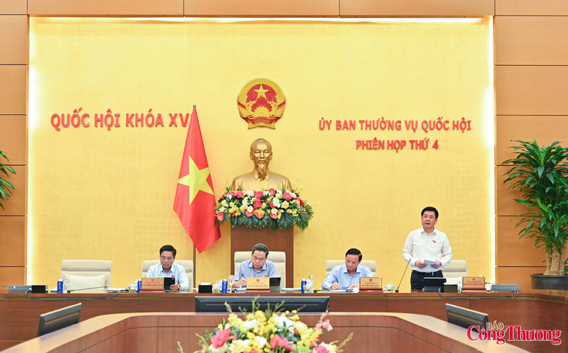 Dưới sự điều hành của Phó Chủ tịch Quốc hội Nguyễn Hồng Diên, Ủy ban Thường vụ Quốc hội đã cho ý kiến về dự án Luật Dầu khí (sửa đổi).