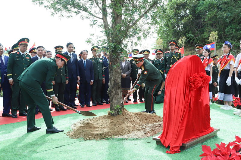 Đại tướng Phan Văn Giang và Đại tướng Khăm Liêng - Ụ Thạ Cay Sỏn trồng cây hữu nghị trong khuôn viên cột mốc phía Lào. Ảnh: Ngọc Lâm