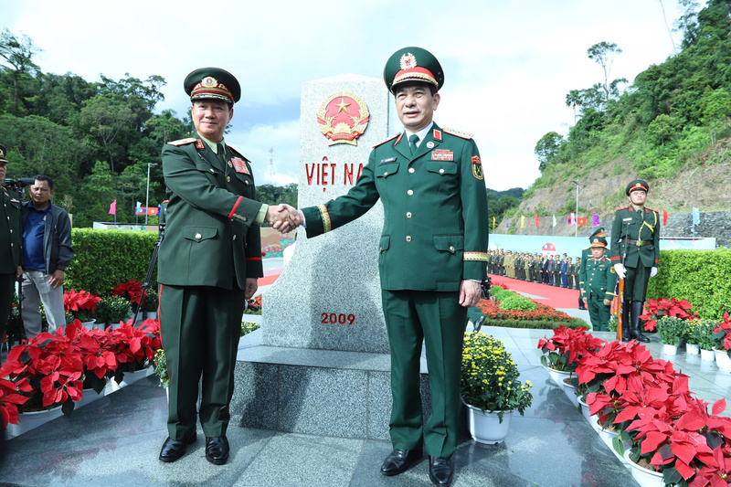 Đại tướng Phan Văn Giang và Đại tướng Khăm Liêng - Ụ Thạ Cay Sỏn chụp ảnh chung bên cột mốc 460 phía Việt Nam. Ảnh: Ngọc Lâm