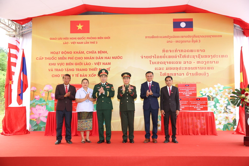Sau lễ đón đoàn, Đại tướng Phan Văn Giang và Đại tướng Khamliang Outhakaysone đã đi tham quan hoạt động khám, chữa bệnh, cấp phát thuốc miễn phí và trao 50 con bò giống cho 50 hộ dân có hoàn cảnh khó khăn khu vực biên giới Lào. Ảnh: Khánh Toàn
