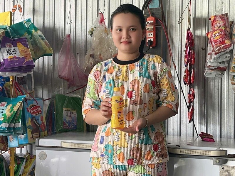 Chị Lê Thị Ngọc Trang bên quán nhỏ tại An Giang — nơi câu chuyện trúng 50 triệu đồng từ một lần xé nhãn chai Number 1 bắt đầu lan khắp xóm. Ảnh: NVCC