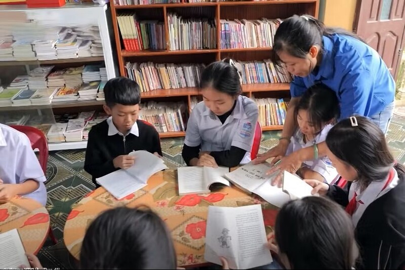 Chị Bùi Thị Hà với niềm vui thường nhật ở thư viện miễn phí chị lập ra cho trẻ em.