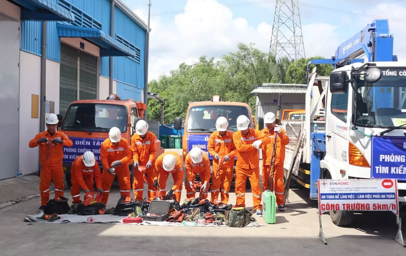 Nhân viên Công ty Điện lực Tân Thuận kiểm tra dụng cụ, đồ nghề trước khi thao tác diễn tập. Ảnh: EVNHCMC.