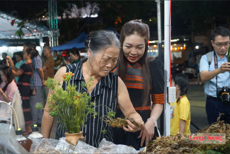 Các sản phẩm trưng bày, quảng bá tại phiên chợ gồm: Sâm Ngọc Linh củ tươi...